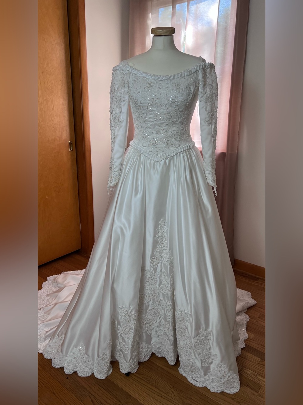 Classic White Long-Sleeve Lace Wedding Dress